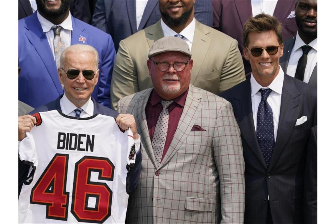 Biden empfängt Tampa Bay Buccaneers im Weißen Haus US-Präsident Joe Biden (l-r), Coach Bruce Arians und Quarterback-Superstar Tom Brady. Foto: Andrew Harnik/AP/dpa