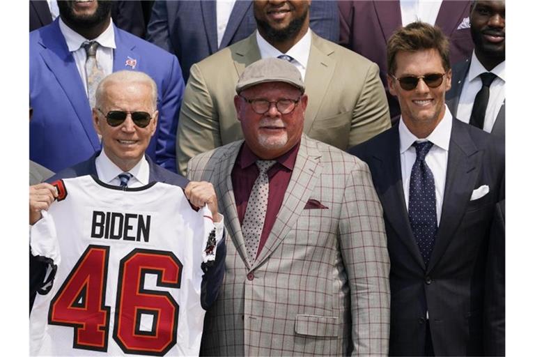 US-Präsident Joe Biden (l-r), Coach Bruce Arians und Quarterback-Superstar Tom Brady. Foto: Andrew Harnik/AP/dpa