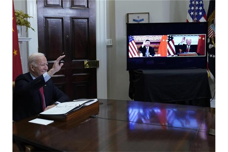 US-Präsident Joe Biden (l) und Chinas Staatspräsident Xi Jinping begrüßen sich zu Beginn des Online-Gipfels. Foto: Susan Walsh/AP/dpa