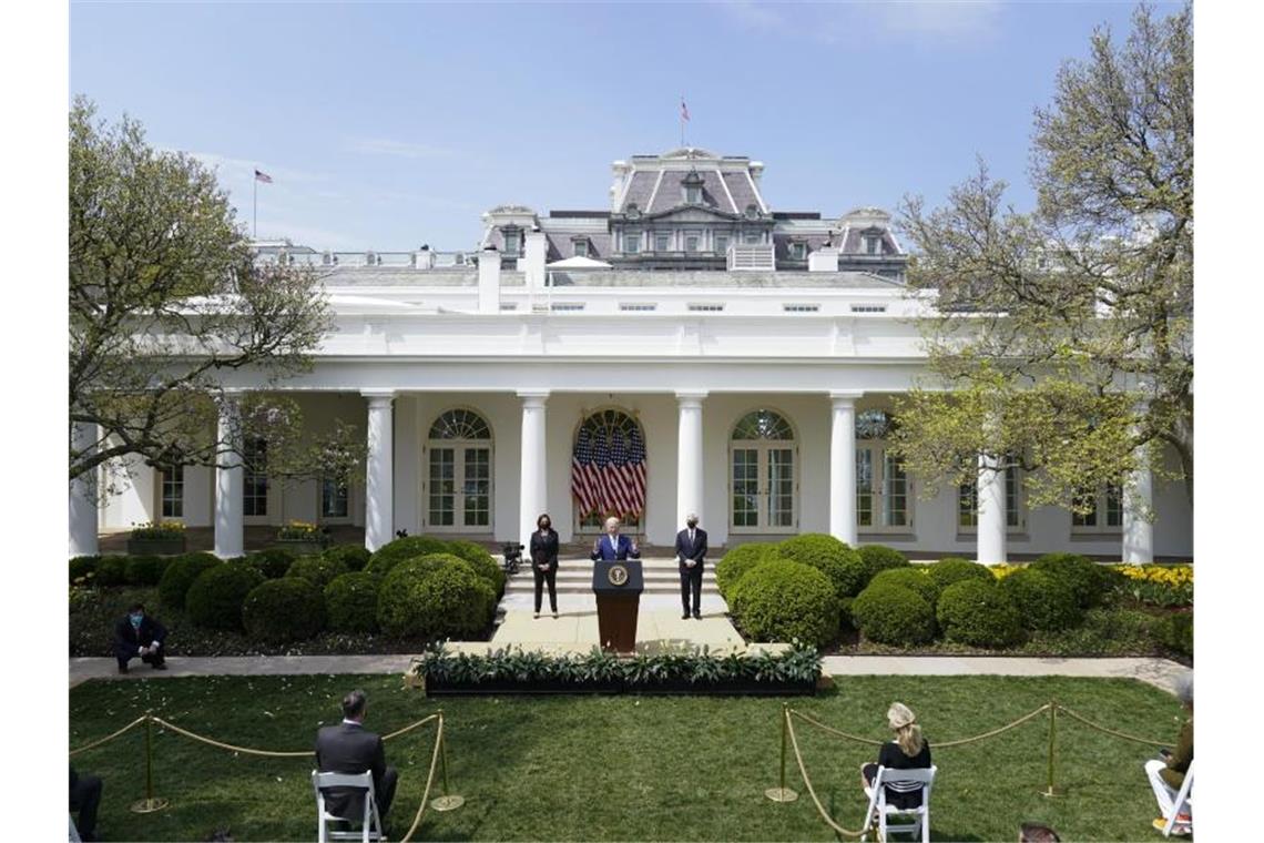 US-Präsident Joe Biden (M) spricht im Rosengarten des Weißen Hauses. Foto: Andrew Harnik/AP/dpa
