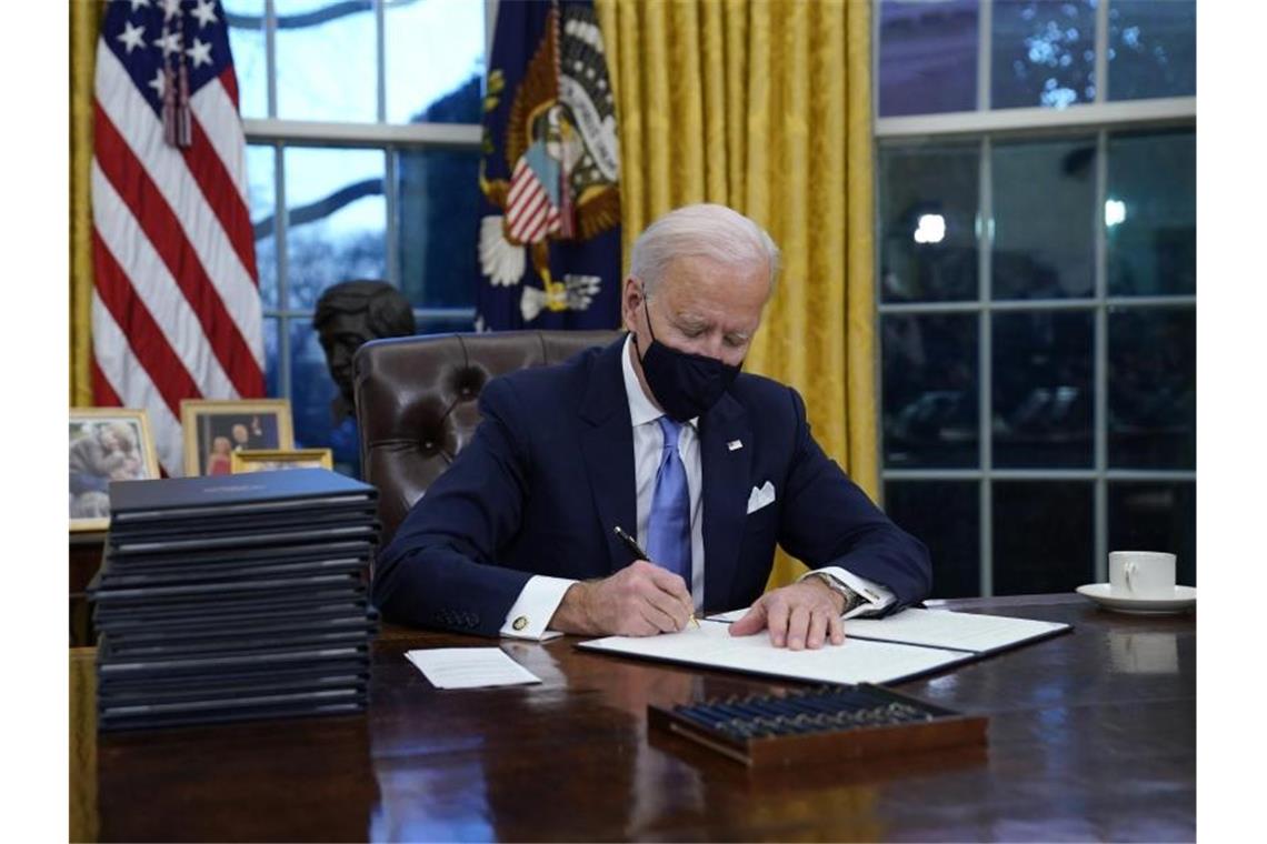 US-Präsident Joe Biden nimmt mehrere umstrittene Entscheidungen seines Vorgängers zurück. Foto: Evan Vucci/AP/dpa