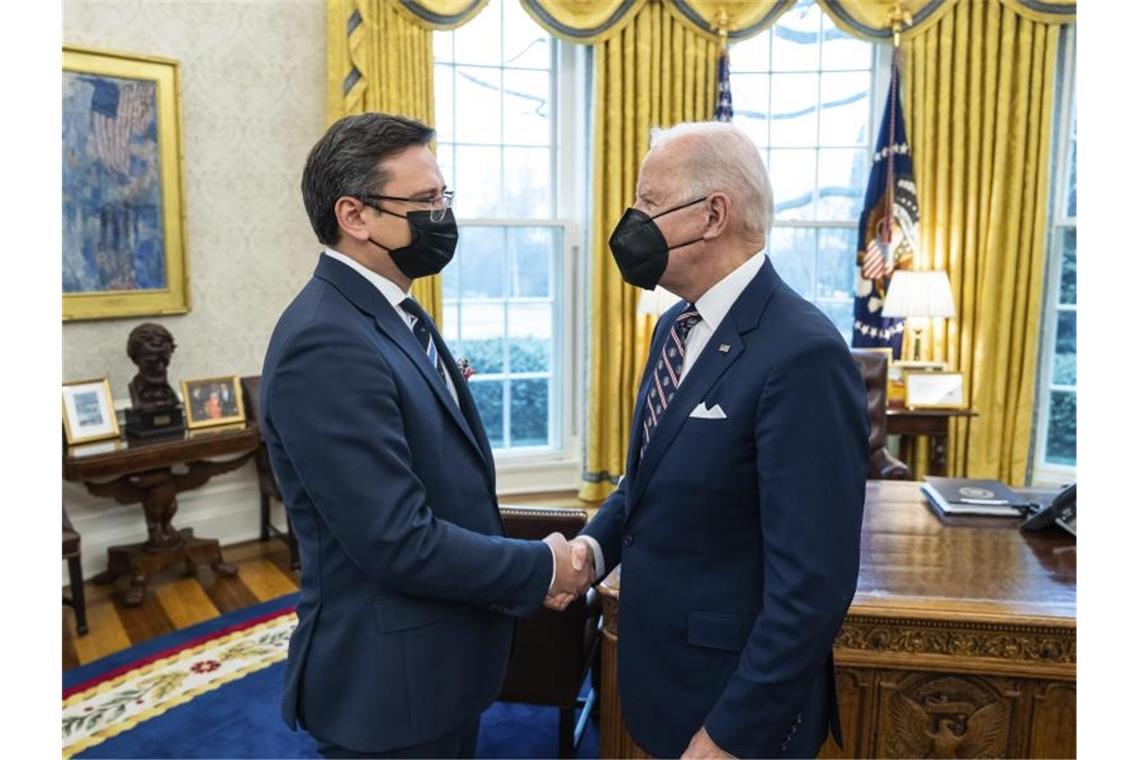 EU-Gipfel stimmt neuen Sanktionen gegen Russland zu US-Präsident Joe Biden (r) hat am Dienstag den ukrainischen Außenminister Dmytro Kuleba im Oval Office des Weißen Hauses begrüßt. Foto: Adam Schultz/White House/Planet Pix via ZUMA Press Wire/dpa