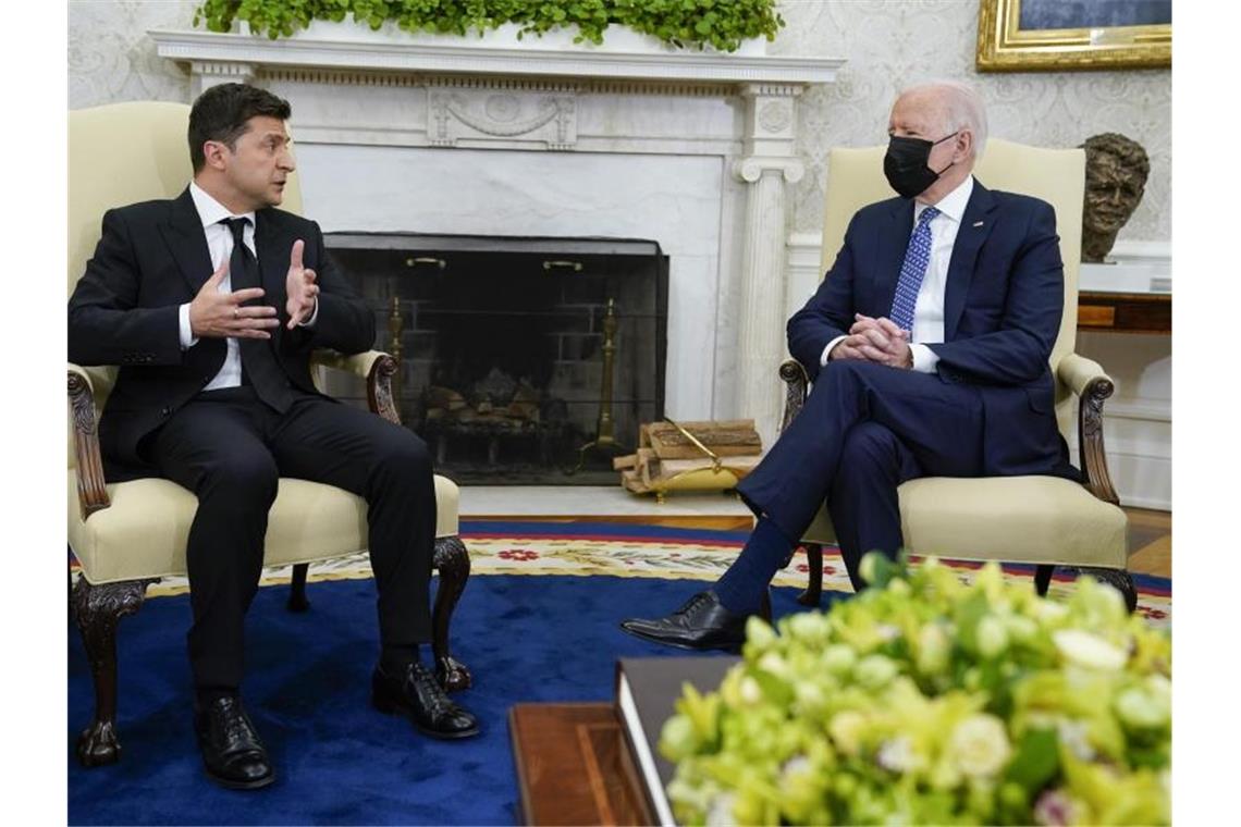 US-Präsident Joe Biden (r) spricht im Oval Office mit dem ukrainischen Präsidenten Wolodymyr Selenskyj. Foto: Evan Vucci/AP/dpa
