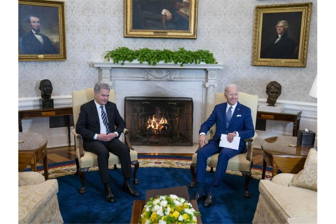 USA, Schweden und Finnland wollen besser zusammenarbeiten US-Präsident Joe Biden (r) trifft sich mit dem finnischen Präsidenten Sauli Niinisto im Oval Office des Weißen Hauses. Foto: Sarah Silbiger/Lehtikuva/dpa