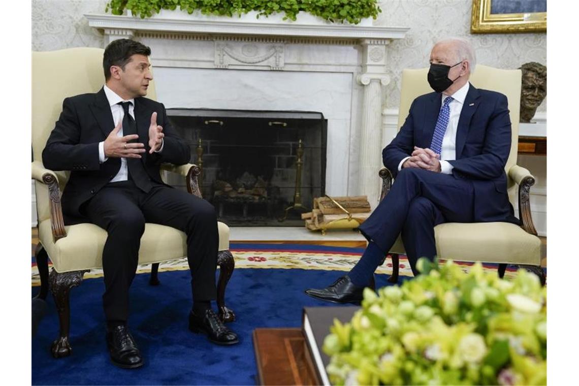 US-Präsident Joe Biden (r) und Wolodymyr Oleksandrowytsch Selenskyj, Präsident der Ukraine, während eines Gespräches im Oval Office. Foto: Evan Vucci/AP/dpa