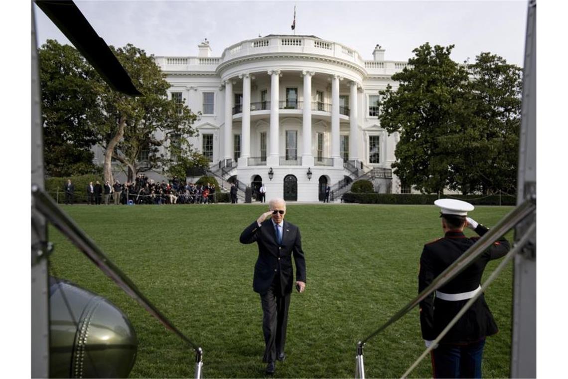 Westen, was nun? Nato, G7 und EU beraten in Brüssel US-Präsident Joe Biden salutiert, als er den Hubschrauber Marine One besteigt, um vom Südrasen des Weißen Hauses abzufliegen. Biden reist nach Europa, um sich mit seinen Amtskollegen aus aller Welt über Russlands Invasion in die Ukraine zu beraten. Foto: Adam Schultz/White House/Planet Pix via ZUMA Press Wire/dpa