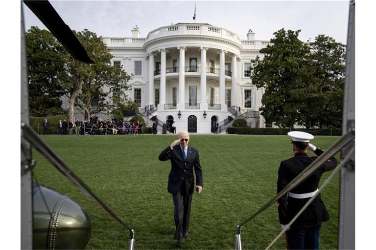 US-Präsident Joe Biden salutiert, als er den Hubschrauber Marine One besteigt, um vom Südrasen des Weißen Hauses abzufliegen. Biden reist nach Europa, um sich mit seinen Amtskollegen aus aller Welt über Russlands Invasion in die Ukraine zu beraten. Foto: Adam Schultz/White House/Planet Pix via ZUMA Press Wire/dpa