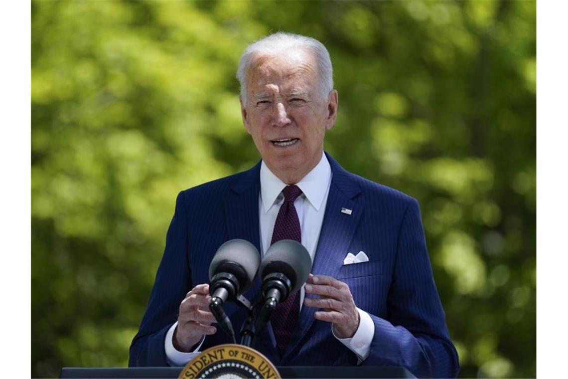 US-Behörde lockert Vorgaben für Geimpfte US-Präsident Joe Biden spricht auf dem Nordrasen des Weißen Hauses über die Situation in der Corona-Pandemie. Foto: Evan Vucci/AP/dpa