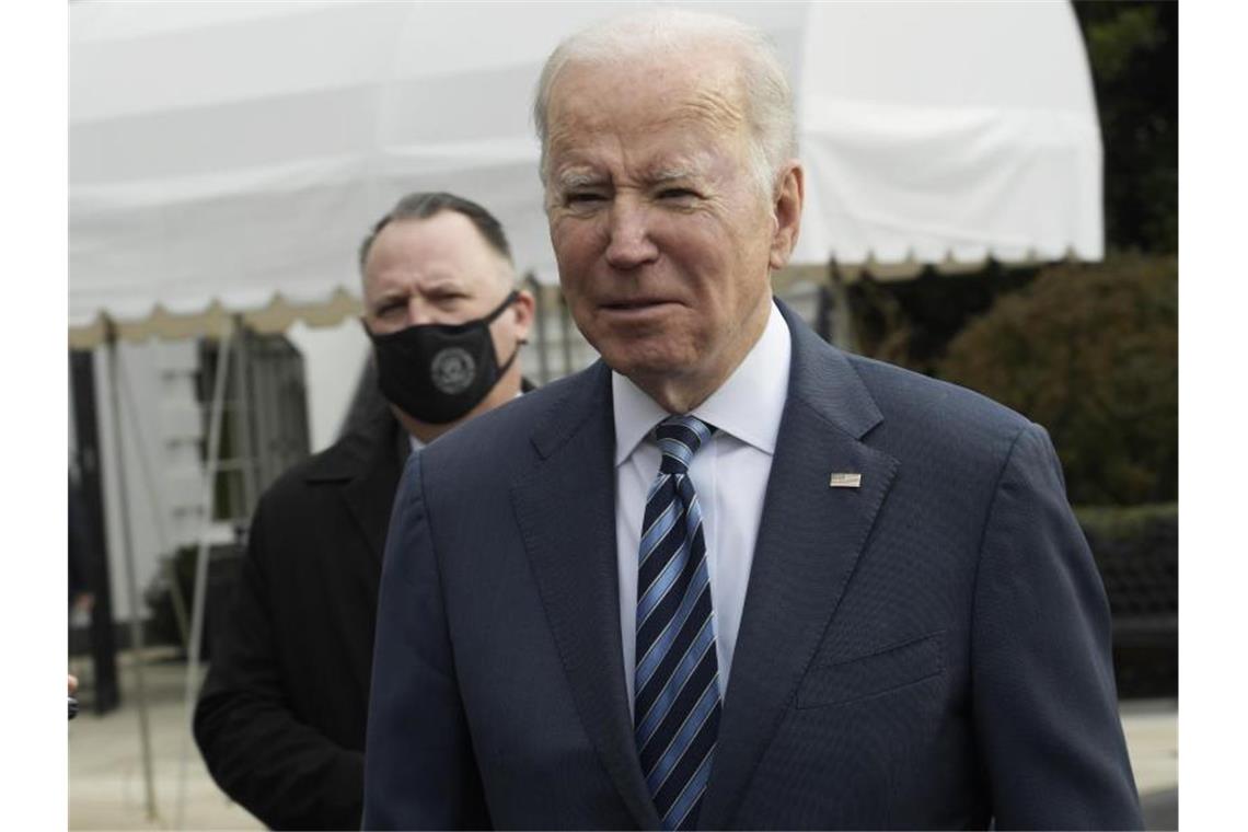 Putin erkennt Donezk und Luhansk als unabhängig an US-Präsident Joe Biden spricht vor dem Weißen Haus mit Journalisten über den Ukraine-Konflikt. Foto: Lenin Nolly/ZUMA Press Wire/dpa