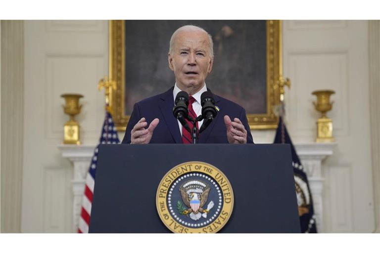 US-Präsident Joe Biden spricht vor der Unterzeichnung eines Hilfspakets für die Ukraine, das auch die Unterstützung Israels, Taiwans und anderer Verbündeter umfasst, im State Dining Room des Weißen Hauses.