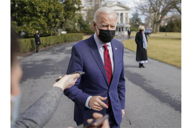 US-Präsident Joe Biden spricht zu Medienvertretern auf dem Südrasen des Weißen Hauses. Foto: Pablo Martinez Monsivais/AP/dpa