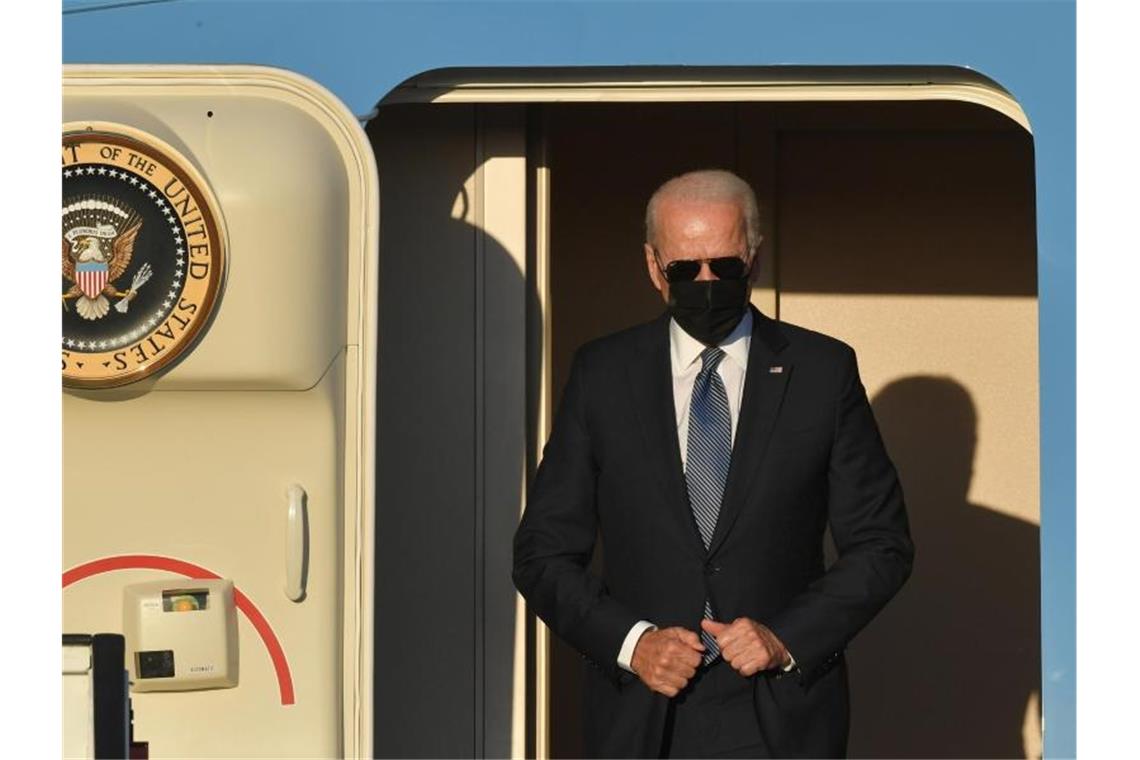 US-Präsident Joe Biden steigt bei seiner Ankunft auf dem Militärflughafen Melsbroek aus der Air Force One. Foto: Benoit Doppagne/BELGA/dpa