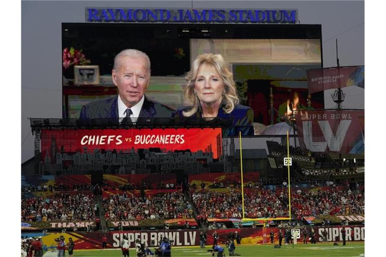 US-Präsident Joe Biden und First Lady Jill Biden halten eine Rede vor dem Super Bowl. Foto: Chris O'meara/AP/dpa