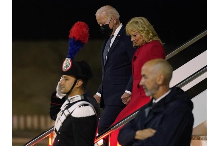 US-Präsident Joe Biden und First Lady Jill Biden kommen am internationalen Flughafen Rom-Fiumicino an. Foto: Evan Vucci/AP/dpa