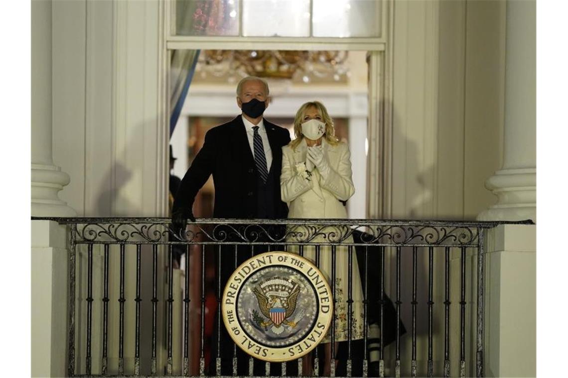 US-Präsident Joe Biden und First Lady Jill Biden nach der Amtseinführung auf dem Balkon des Weißen Hauses. Foto: Evan Vucci/AP/dpa