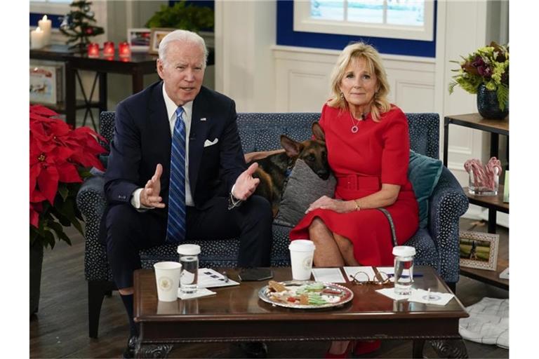 US-Präsident Joe Biden und First Lady Jill Biden senden mit Hund Commander Weihnachtsgrüße ans Militär. Foto: Carolyn Kaster/AP/dpa