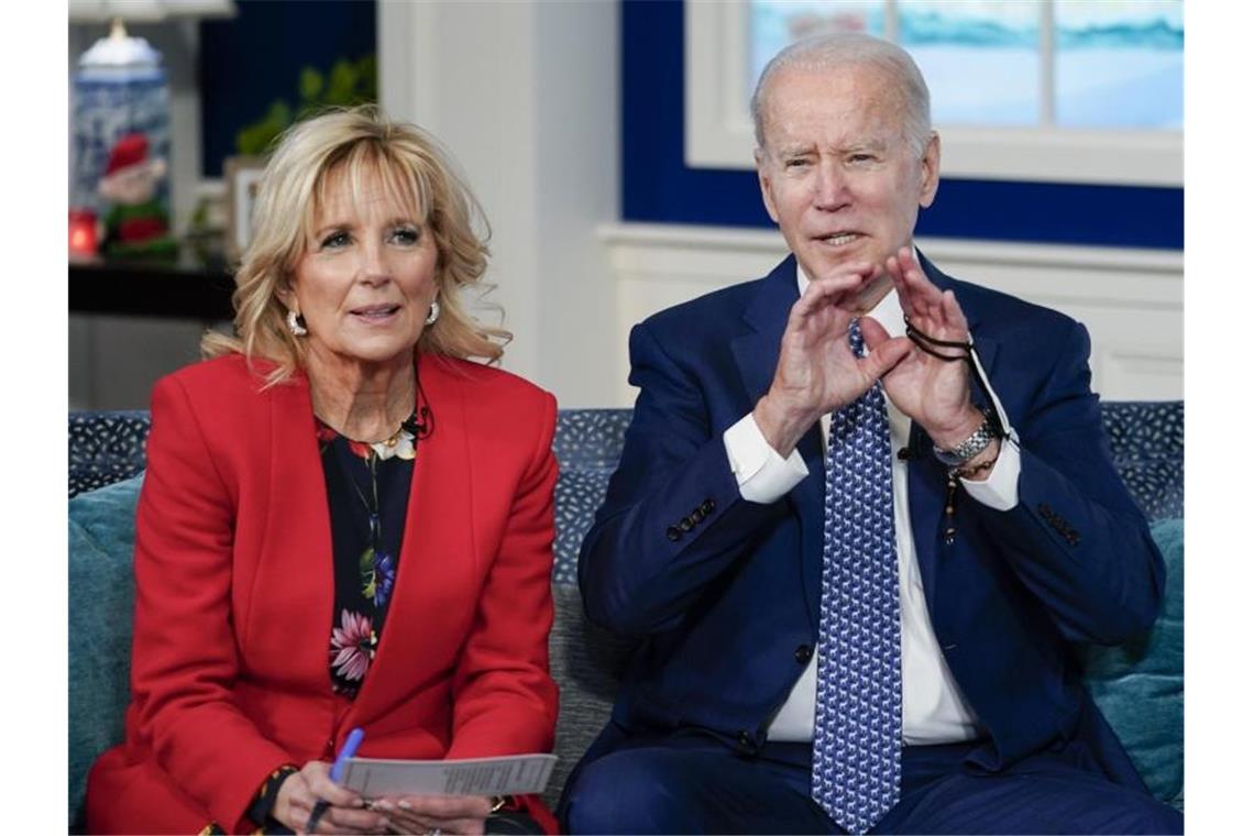 Medien: Weihnachtsanrufer beleidigt Biden US-Präsident Joe Biden und First Lady Jill Biden sprechen per Telefonkonferenz mit dem NORAD Tracks Santa Operations Center. Foto: Carolyn Kaster/AP/dpa