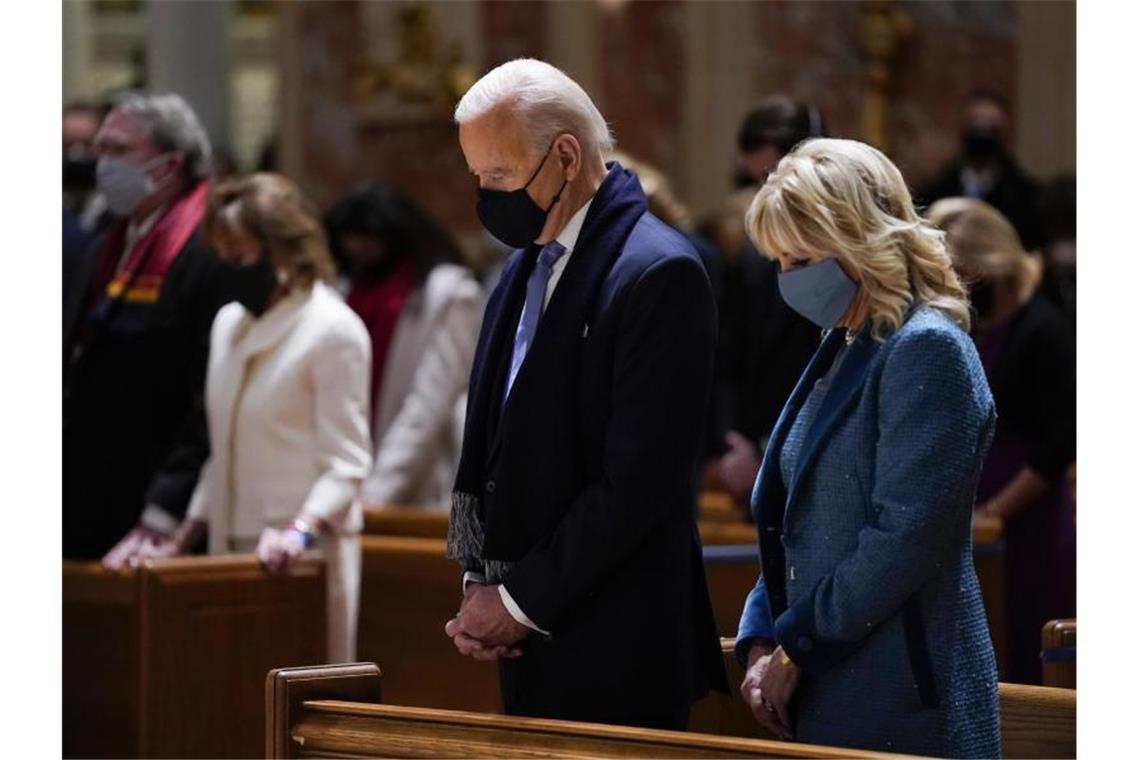 Biden verteidigt Regierungsbilanz nach einem Jahr im Amt US-Präsident Joe Biden und seine Frau Jill besuchten die Messe in der Kathedrale St. Matthew the Apostle während der Feierlichkeiten zu seinem Amtsantritt. Foto: Evan Vucci/AP/dpa