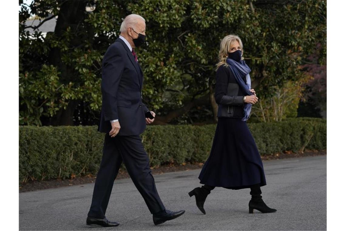 US-Präsident Joe Biden und seine Frau Jill Biden haben sich in einer Videoansprache an die Bürgerinnen und Bürger gewandt. Foto: Susan Walsh/AP/dpa