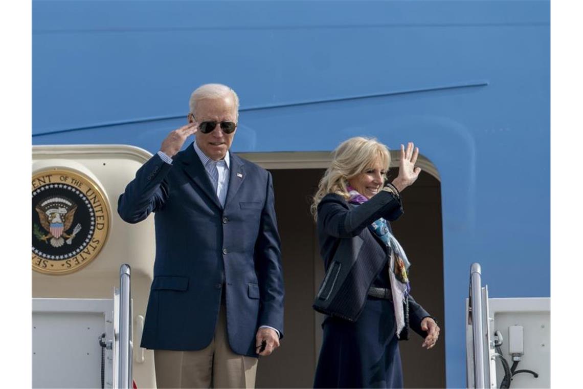 Biden beim Papst - Versöhnungsgespräch mit Macron US-Präsident Joe Biden und seine Frau Jill reisen anlässlich des G20-Gipfels nach Rom. Foto: Gemunu Amarasinghe/AP/dpa