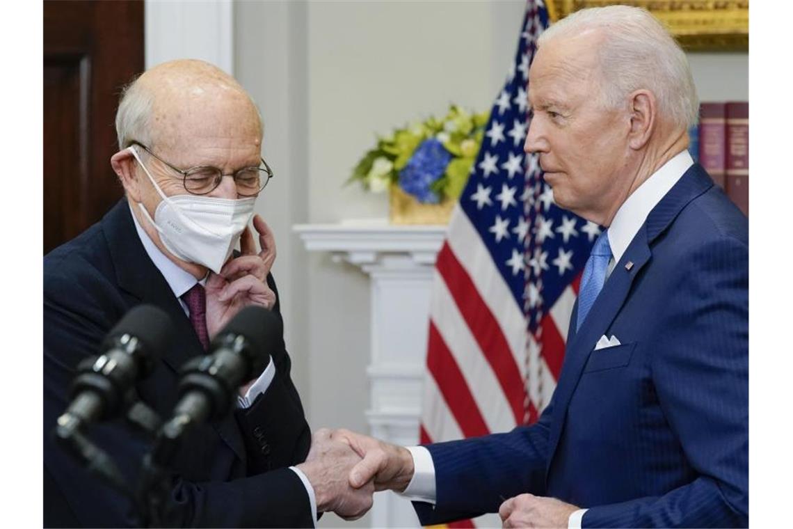 Biden will schwarze Frau für Supreme Court nominieren US-Präsident Joe Biden und Stephen Breyer (l), der sich vom Supreme Court zurückziehen wird. Foto: Andrew Harnik/AP/dpa