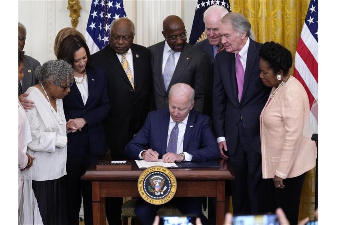 US-Präsident Joe Biden unterzeichnet die Verabschiedung des Gedenktags „Juneteenth“ im East Room des Weißen Hauses. Foto: Evan Vucci/AP/dpa