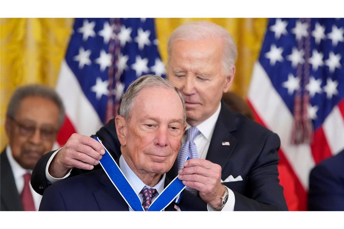 US-Präsident Joe Biden verleiht die höchste zivile Auszeichnung der Nation an den ehemaligen New Yorker Bürgermeister Michael Bloomberg.
