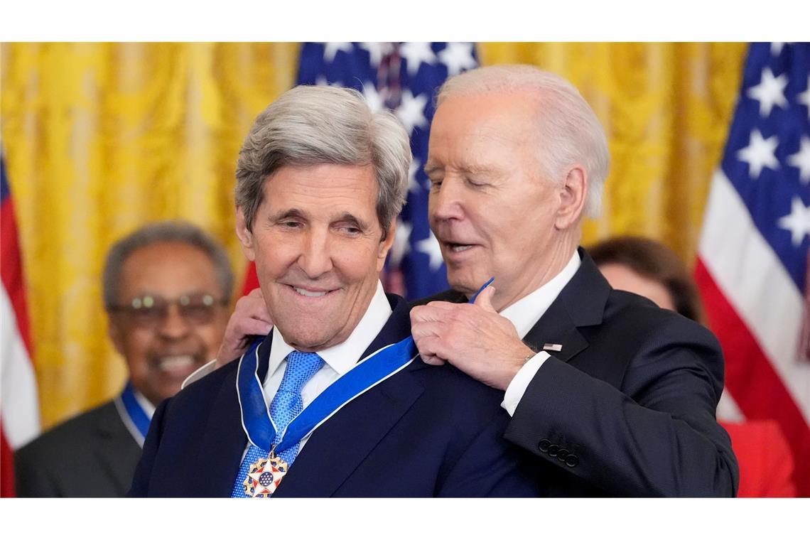 US-Präsident Joe Biden verleiht die höchste zivile Auszeichnung der Nation, die Presidential Medal of Freedom, an den ehemaligen US-Außenminister John Kerry.