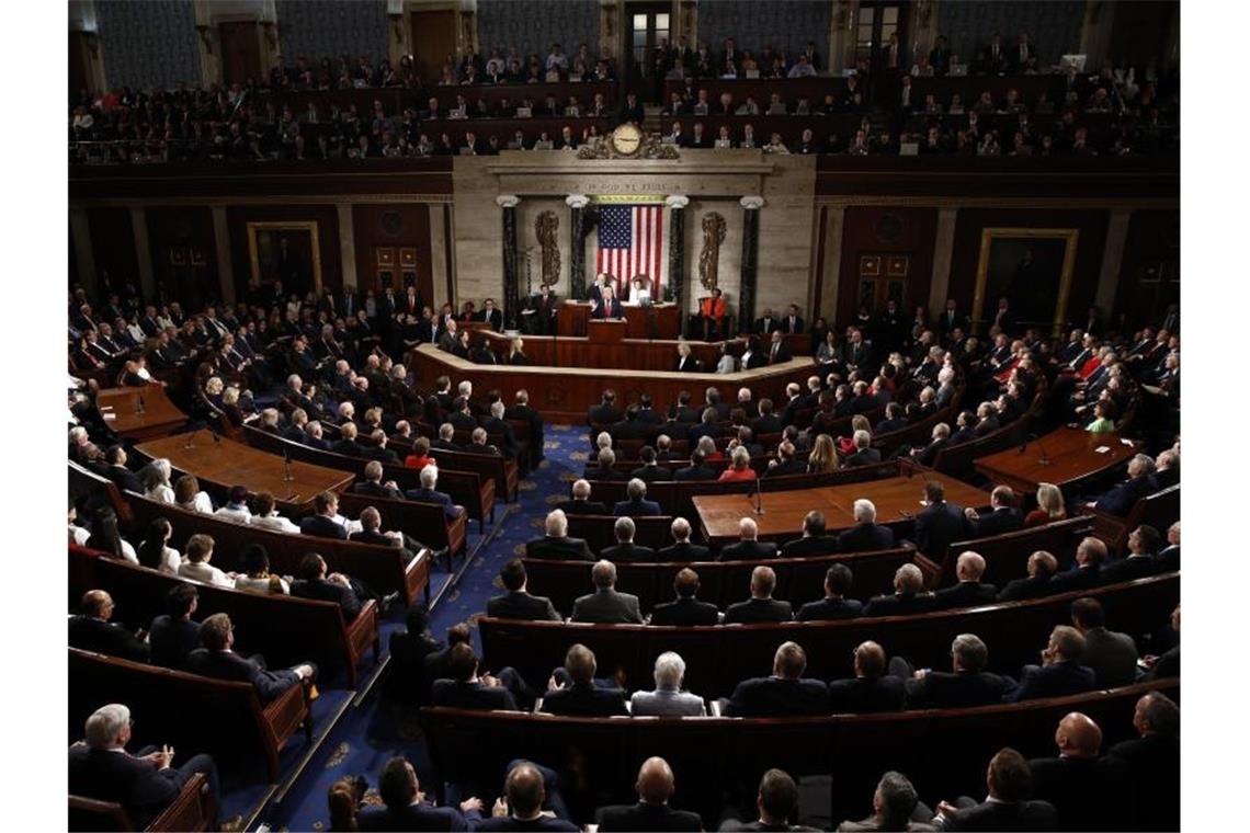 Trump lobt seine Bilanz - Demokratin Pelosi zerreißt Rede US-Präsident Trump appellierte in seiner Rede mehrfach an den Kongress. Er forderte das Parlament beispielsweise dazu auf, späte Abtreibungen per Gesetz zu verbieten. Foto: Patrick Semansky/AP/dpa