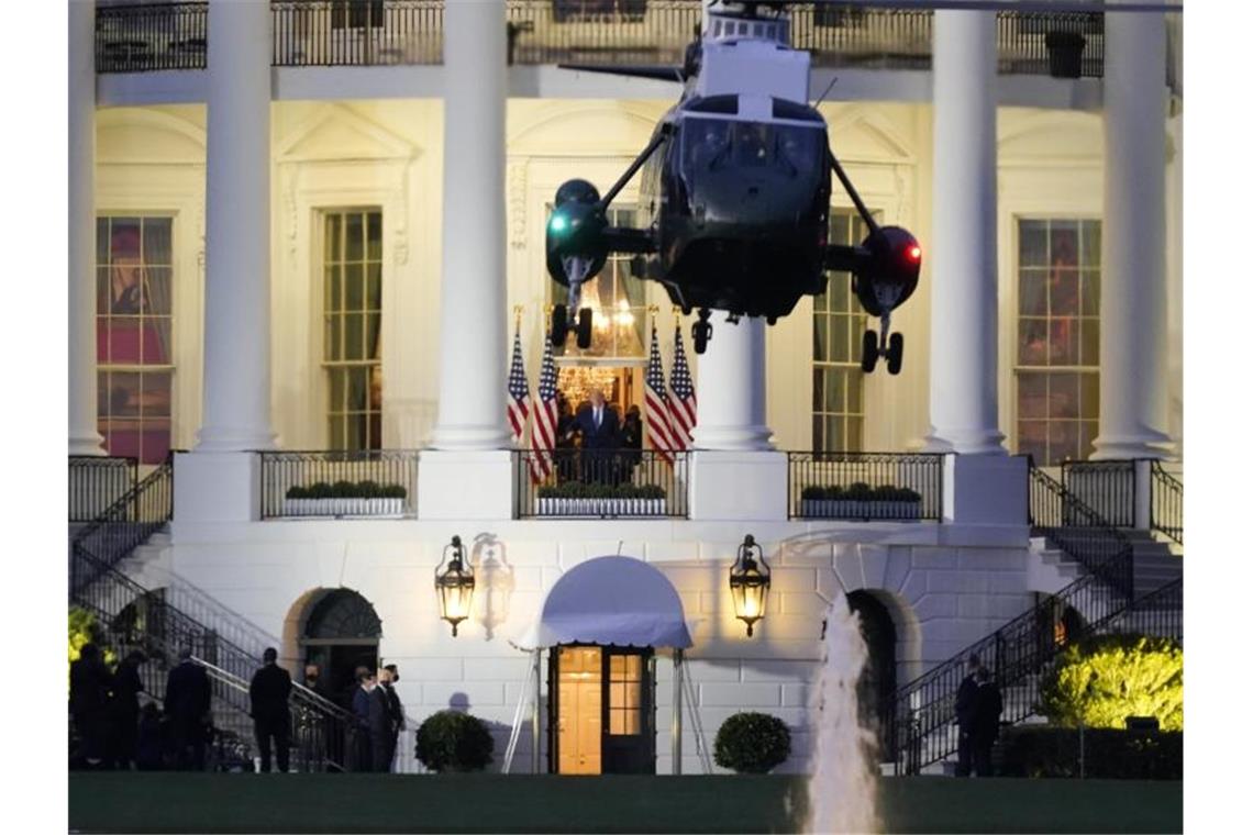 US-Präsident Trump beobachtet vom Balkon des Weißen Hauses aus, wie die Marine One startet. Foto: J. Scott Applewhite/AP/dpa