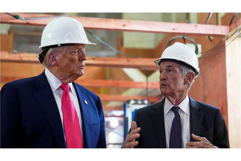 US-Präsident Trump besucht die Fed mit US-Notenbank-Chef Powell. (Archivbild)