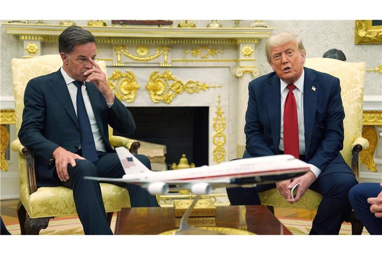 US-Präsident Trump droht russischen Handelspartnern mit 100-Prozent-Zöllen bei einem Treffen mit Nato-Generalsekretär Rutte.