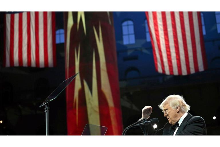 US-Präsident Trump erhöht im Zollstreit den Druck gegen China - und lenkt gegenüber anderen Ländern ein.