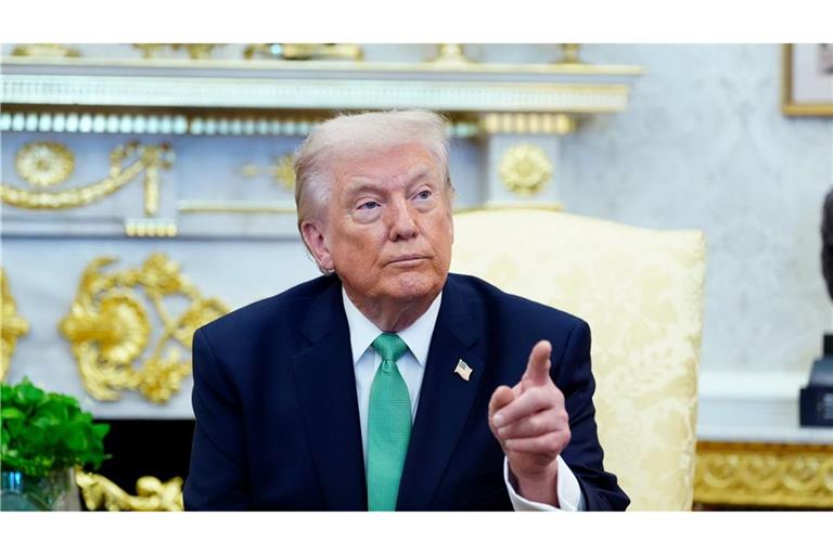 US-Präsident Trump fordert von einem Medium den Namen eines angeblichen Informanten zur Rettung der Kampfjet-Besatzung im Iran und droht mit Gefängnis.