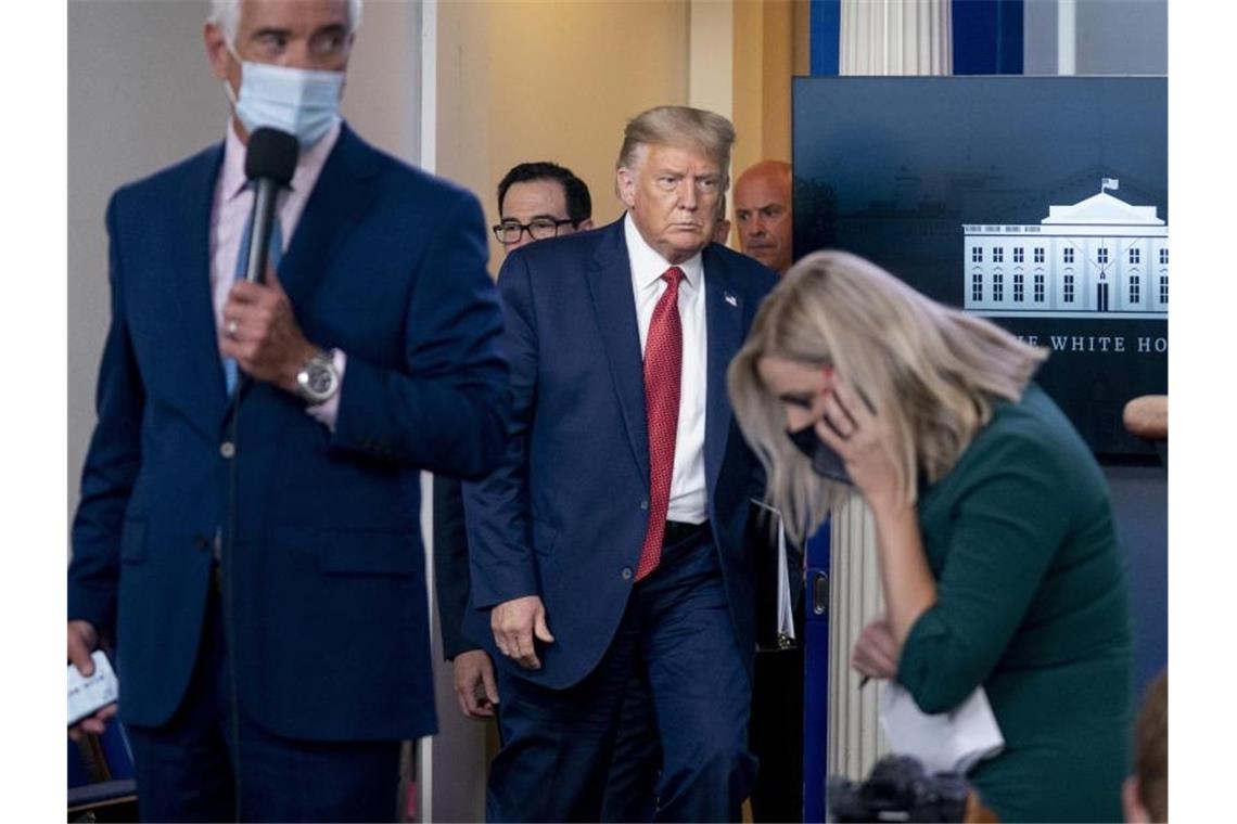 US-Präsident Trump kehrt zu der Pressekonferenz zurück, nachdem er wegen eines Sicherheitsvorfalls vor dem Zaun des Weißen Hauses den Raum verlassen hatte. Foto: Andrew Harnik/AP/dpa