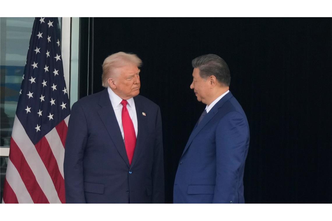 US-Präsident Trump (l) hatte Chinas Staatschef Xi zuletzt in Südkorea getroffen. (Archivbild)
