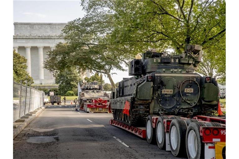 US-Präsident Trump lässt bei den Feiern zum amerikanischen Unabhängigkeitstag in Washington Panzer auffahren. Foto: Andrew Harnik/AP