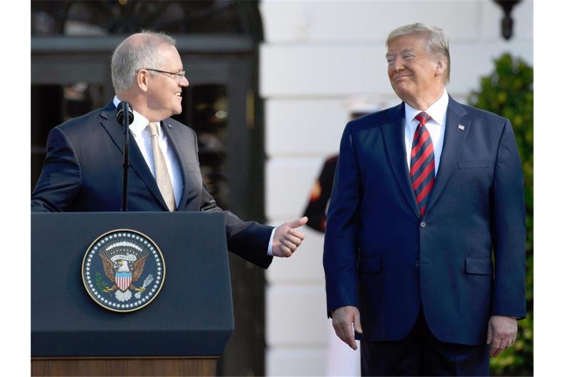 US-Demokraten nehmen Trumps Anwalt Giuliani ins Visier US-Präsident Trump (r) empfängt Australiens Premier Morrison vor dem Weißen Haus in Washington. Foto: Susan Walsh/AP/dpa