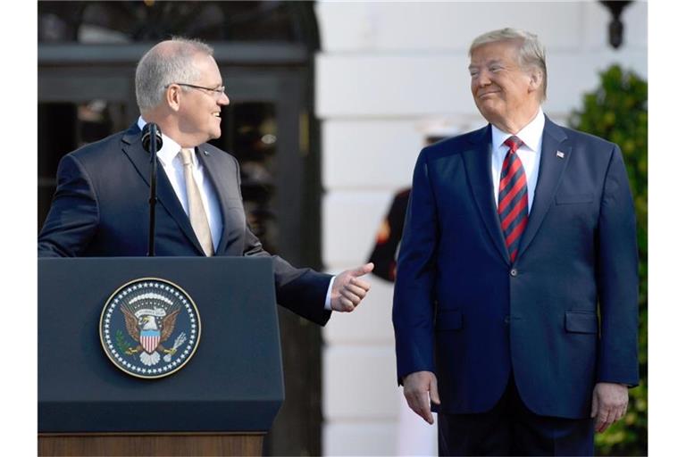 US-Präsident Trump (r) empfängt Australiens Premier Morrison vor dem Weißen Haus in Washington. Foto: Susan Walsh/AP/dpa