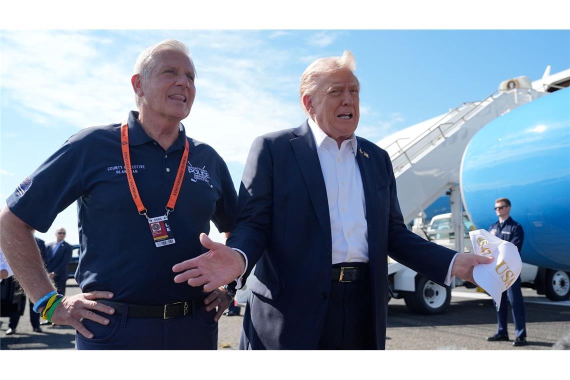US-Präsident Trump (r) trifft mit der Air Force One zu seinem Besuch beim Ryder Cup ein.