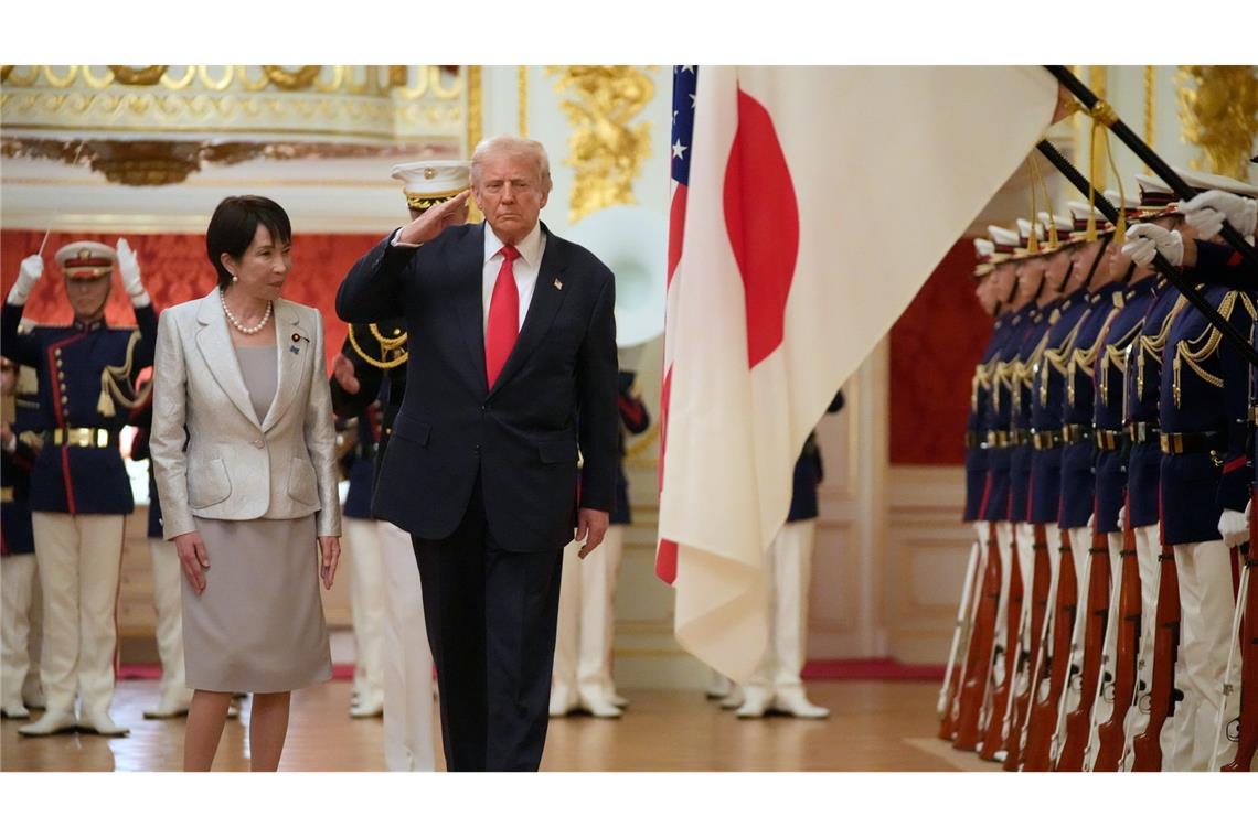 Bilder des Tages US-Präsident Trump salutiert bei seinem Besuch in Tokio.