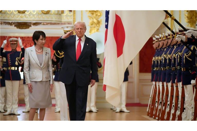 Bilder des Tages US-Präsident Trump salutiert bei seinem Besuch in Tokio.