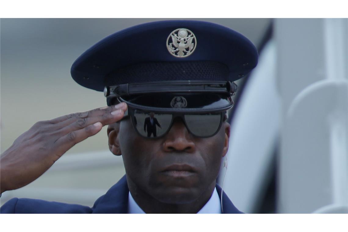 US-Präsident Trump spiegelt sich in der Brille von Air Force Chief Master Sgt. Tyrone Yeargin auf der Joint Base Andrews.