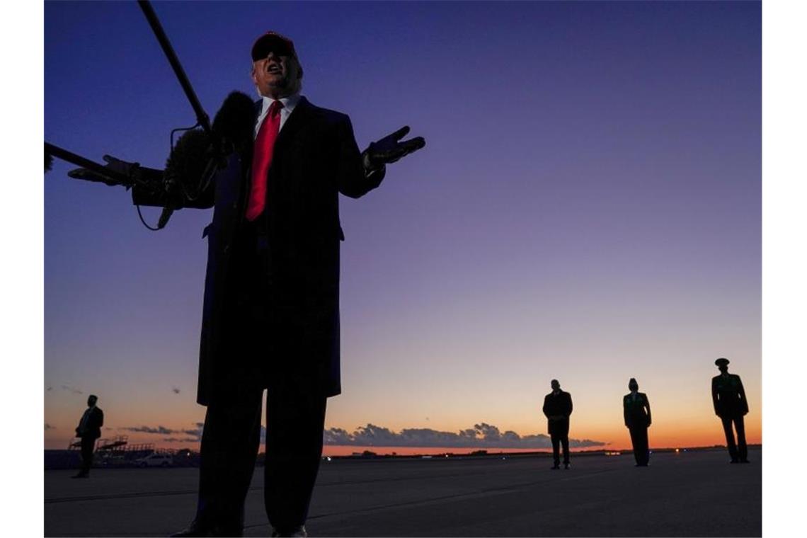 US-Präsident Trump spricht mit Journalisten bei seiner Ankunft am Hickory Regional Airport im US-Bundesstaat North Carolina. Foto: Evan Vucci/AP/dpa