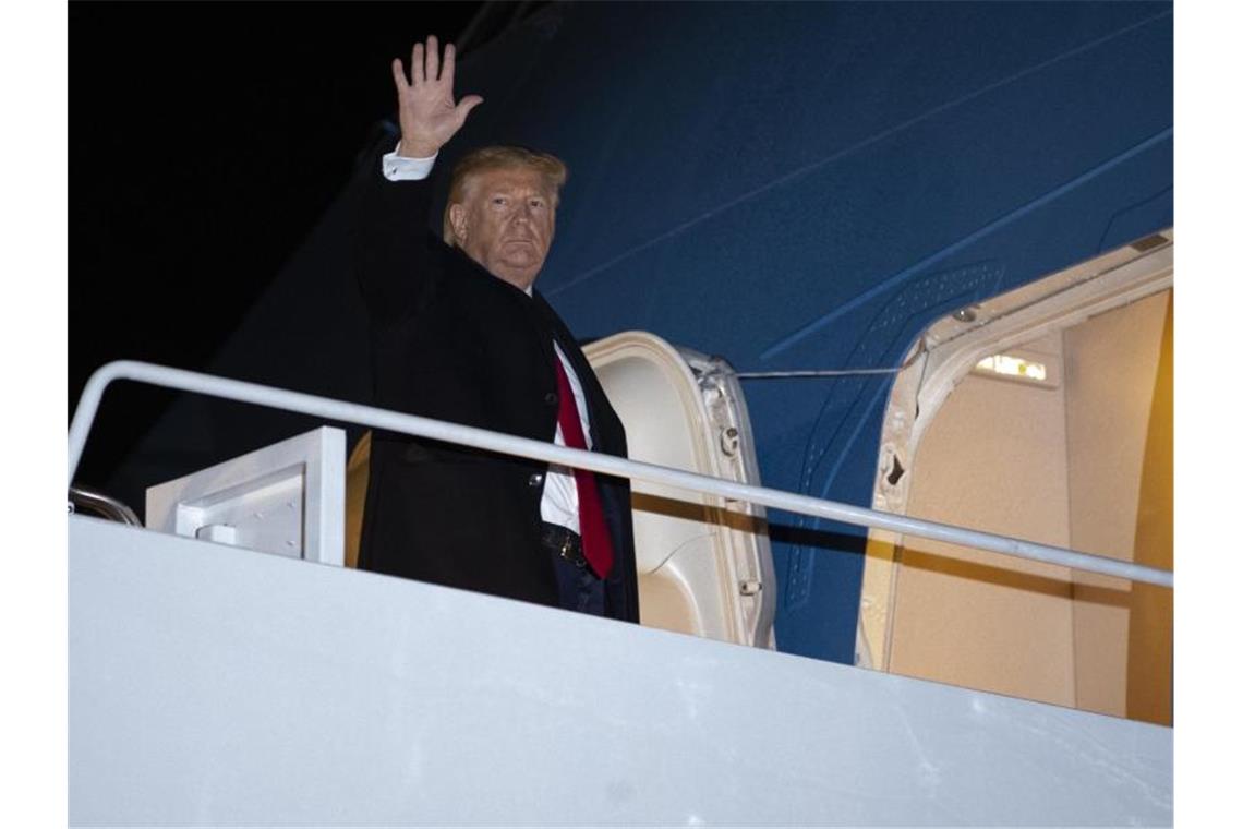 US-Präsident Trump steigt in die Air Force One, um nach Davos zum Weltwirtschaftsforum zu reisen. Foto: Evan Vucci/AP/dpa