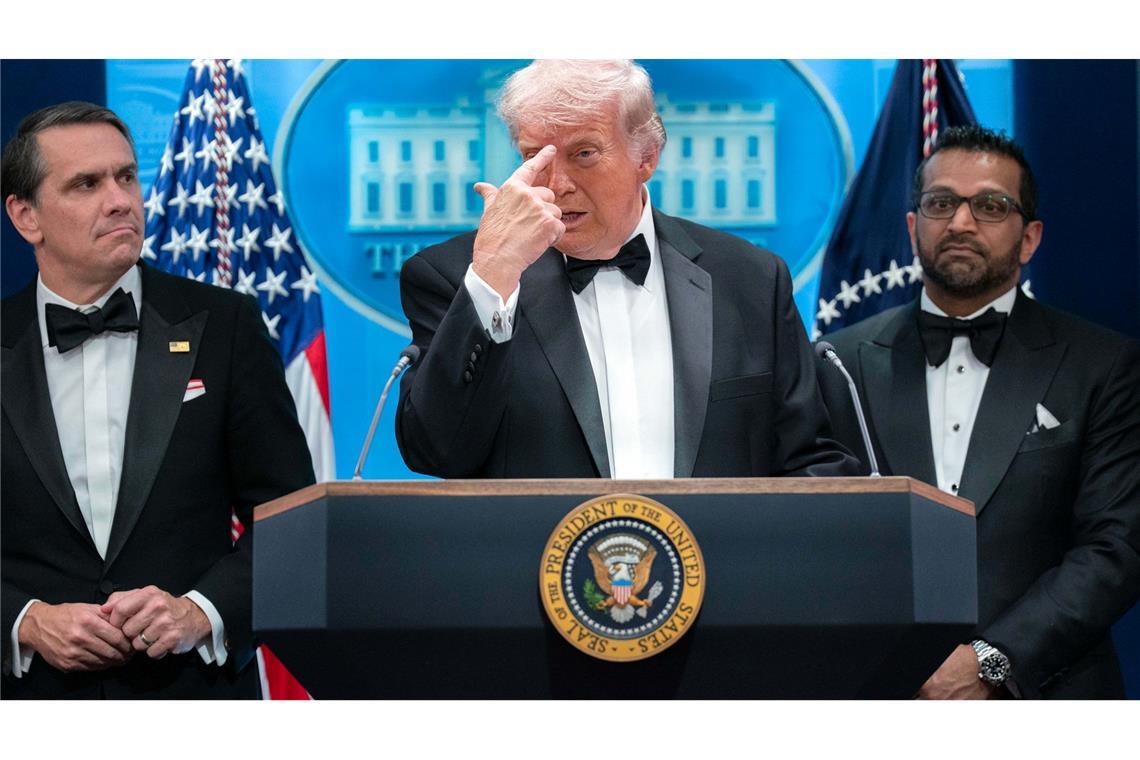 US-Präsident Trump trat nach dem Vorfall im Smoking vor die Presse.