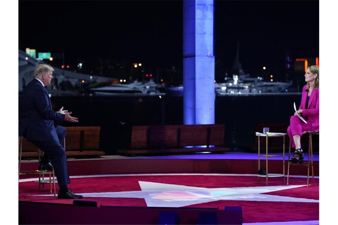 US-Präsident Trump und Savannah Guthrie, Moderatorin des Fernsehsenders NBC, sitzen während einer Fragestunde mit Wählern im Perez Art Museum in Miami. Foto: Evan Vucci/AP/dpa