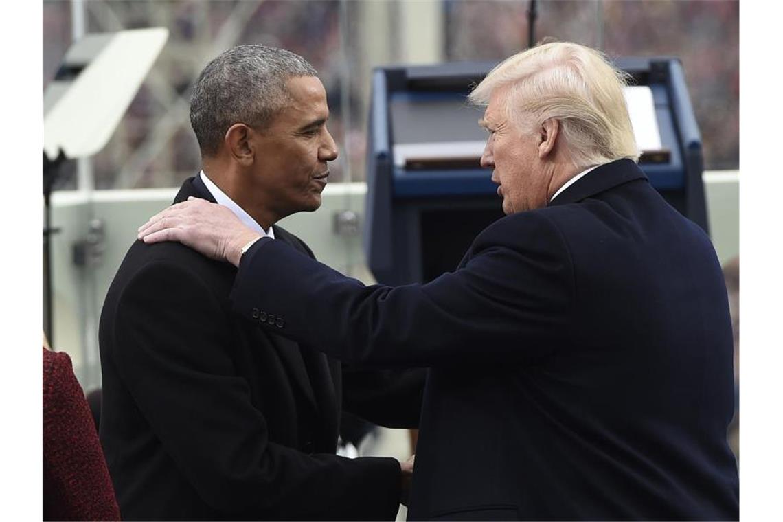 US-Präsident Trump und sein Amtsvorgänger Barack Obama begrüßen sich 2017 zu Trumps Amtseinführung im Kapitol. Foto: Saul Loeb/Pool/Prensa Internacional via ZUMA/dpa