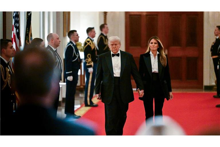 US-Präsident Trump und seine Ehefrau Melania reisen zur Bestattung des Papstes.