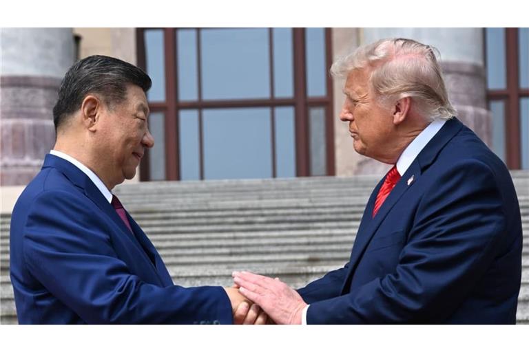 US-Präsident Trump und Xi Jinping: Der chinesische Präsident Xi Jinping schüttelt US-Präsident Donald Trump an der Großen Halle des Volkes die Hand.